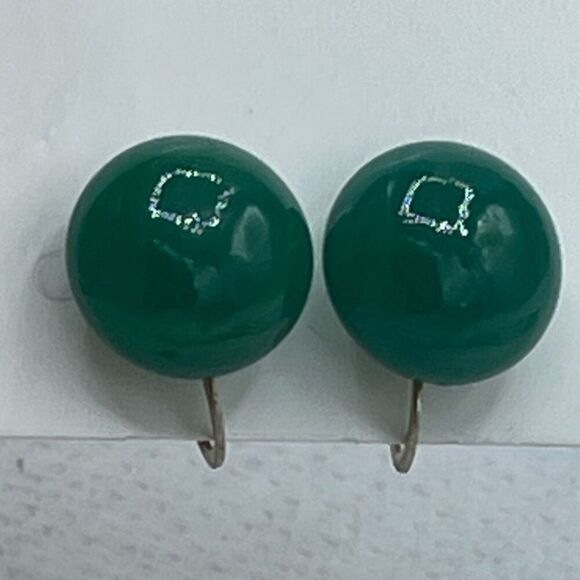 Vintage milky green jade screw back earrings - Picture 2 of 12